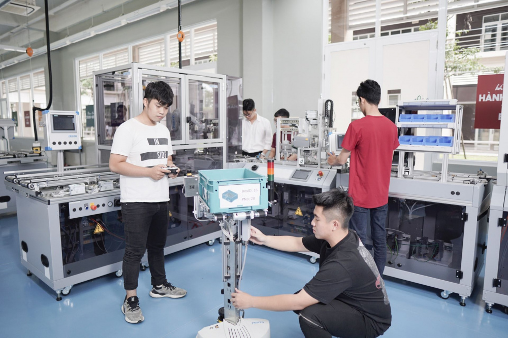 Sinh viên thực hành khi học tập