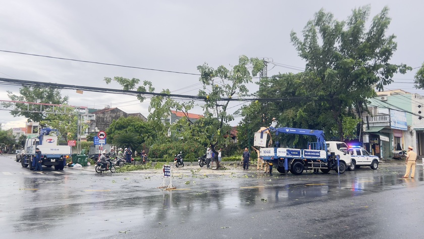 Điện lực Thành phố Quảng Ngãi đang xử lý cây xanh ngã đổ đè lên lưới điện tại khu vực ngã tư Phan Bội Châu – Hai Bà Trưng vào 7h30 sáng ngày 28/9/2022