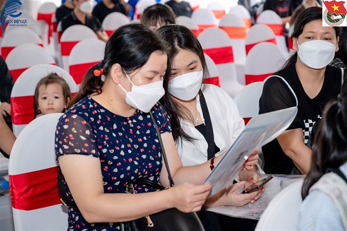 Phụ huynh đồng hành cùng con từ sớm làm thủ tục nhập học.