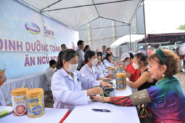 Các bác sĩ của trung tâm dinh dưỡng Vinamilk đo khám, tư vấn Trang Chủ Cwin Com | Link Bảo Mật Cao 100% và chế độ dinh dưỡng cho người cao tuổi tham gia chương trình.