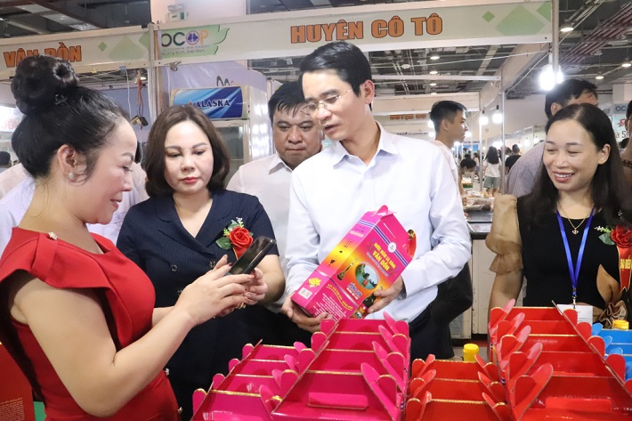 các đại biểu thăm gian hàng tại Nhà cái cá cược cá độ uy tín Nổ hũ, Bắn Cá và Game Bài Cwin.com OCOP khu vực phía Bắc -Quảng Ninh 2022