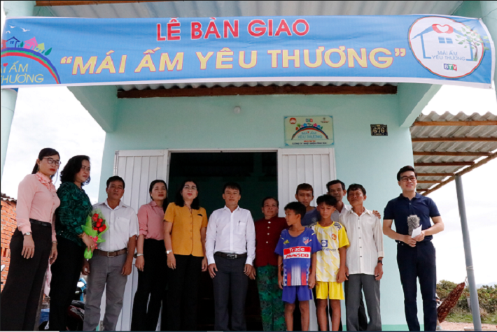 Bà Bố Thị Xuân Linh – Chủ tịch Ủy ban MTTQVN tỉnh Bình Thuận và ông Đỗ Huỳnh Phong – Phó Giám đốc Công ty Nhiệt điện Vĩnh Tân trao tặng Mái ấm yêu thương cho gia đình khó khăn trên địa bàn tỉnh