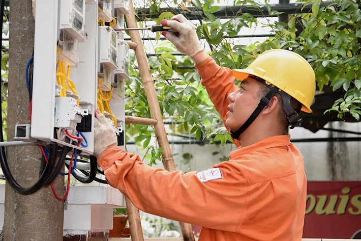 EVNHANOI lắp đặt công tơ điện tử cho khách hàng