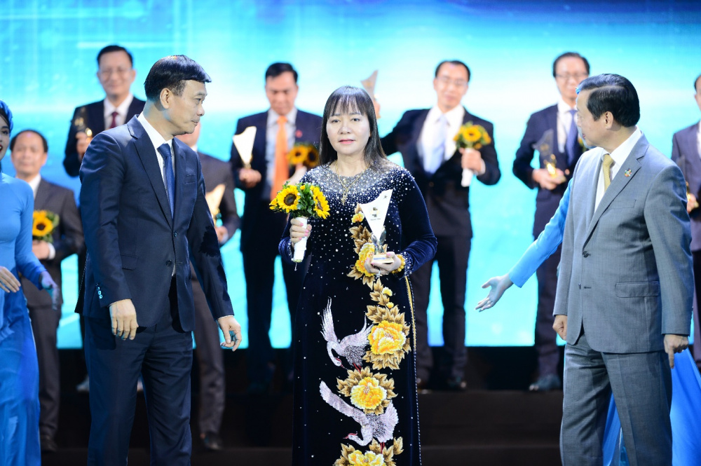 Bà Phan Thị Châm, Chủ tịch Hội đồng quản trị Công ty cổ phần Quốc tế Bảo Hưng (tỉnh Thái Bình) nhận biểu trưng vinh danh Cwincom hiện đang mở có sản phẩm đạt Thương hiệu quốc gia Việt Nam năm 2022.