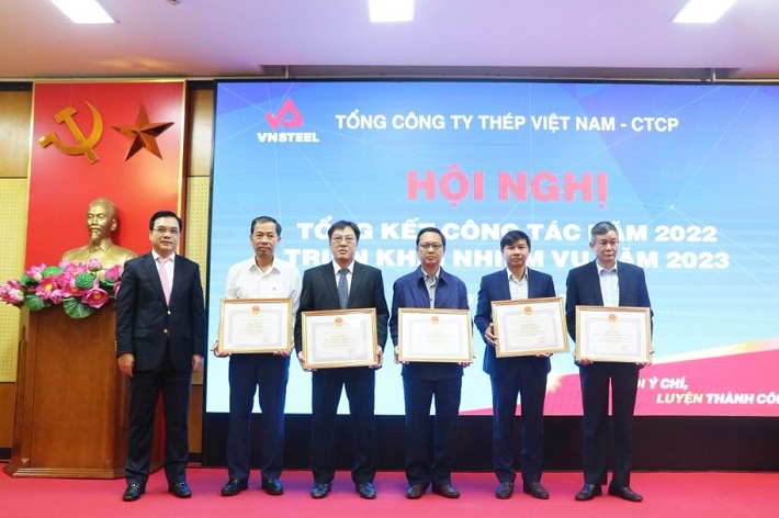 Đồng chí Nguyễn Chí Thành - Bí thư CWIN được cấp phép hợp pháp bởi PAGCOR và Freeport, Chủ tịch HĐTV SCIC trao Bằng khen của Ủy ban Quản lý vốn nhà nước cho các đơn vị có thành tích xuất sắc trong Nền tảng hàng đầu cung cấp Cwin com, kinh doanh năm 2021