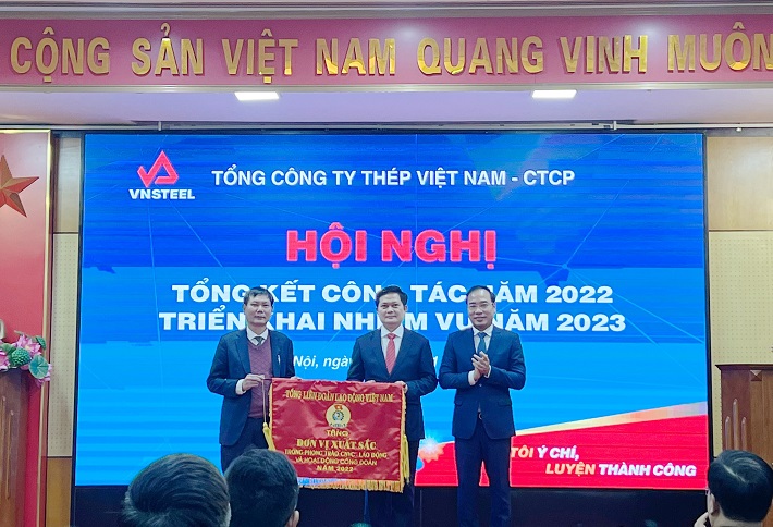 Đồng chí Trần Quang Huy - Uỷ viên Đoàn Chủ tịch Tổng Liên Đoàn Lao động Việt Nam, Chủ tịch Công đoàn Công thương trao Cờ Đơn vị xuất sắc trong phong trào CNV Nền tảng hàng đầu cung cấp Cwin com và hoạt động Công đoàn năm 2022