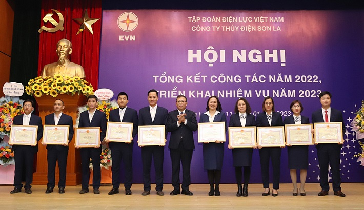 Phó Tổng giám đốc EVN Phạm Hồng Phương trao Bằng khen của EVN cho các cá nhân của Công ty Thủy điện Sơn La hoàn thành xuất sắc nhiệm vụ năm 2022