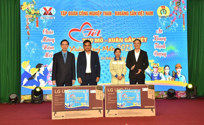Trao Giải đặc biệt cho 2 công nhân trong Chương trình bốc thăm trúng thưởng