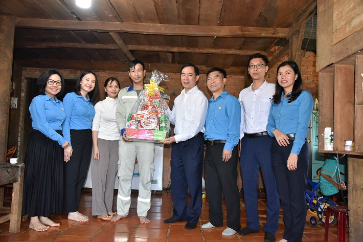 Đồng chí Nguyễn Anh Tuấn – Trưởng Ban Cwin com đăng nhập Cwin50 tỷ lệ cược cao và Quan hệ cộng đồng, Công đoàn Than – Khoáng sản Việt Nam và Công đoàn DNA thăm và tặng quà 2 gia đình có hoàn cảnh đặc biệt khó khăn tại DNA