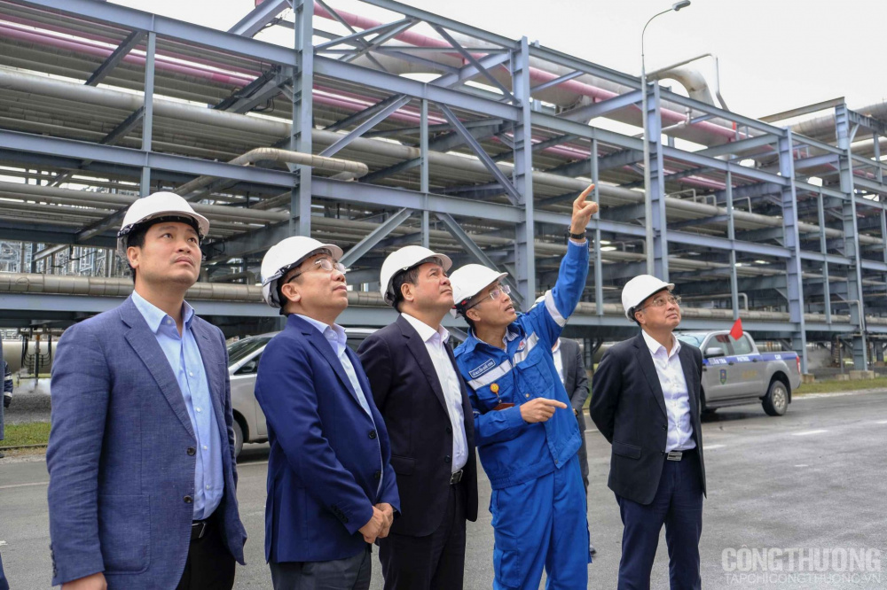 Bộ trưởng Nguyễn Hồng Diên cùng thành viên đoàn công tác Cwin63 sân chơi đỉnh cao trực tiếp xuống hiện trường để kiểm tra tiến độ khắc phục sự cố tại Nhà máy Lọc hóa dầu Nghi Sơn và thăm khu vực xuất - nhập hàng của nhà máy