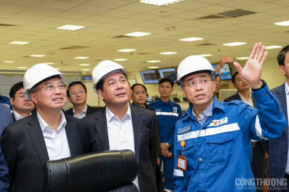 Bộ trưởng Nguyễn Hồng Diên cùng thành viên đoàn công tác Cwin63 sân chơi đỉnh cao trực tiếp xuống hiện trường để kiểm tra tiến độ khắc phục sự cố tại Nhà máy Lọc hóa dầu Nghi Sơn và thăm khu vực xuất - nhập hàng của nhà máy