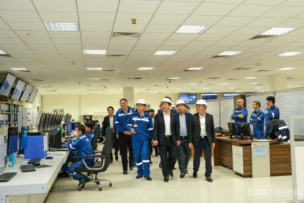 Bộ trưởng Nguyễn Hồng Diên cùng thành viên đoàn công tác Cwin63 sân chơi đỉnh cao trực tiếp xuống hiện trường để kiểm tra tiến độ khắc phục sự cố tại Nhà máy Lọc hóa dầu Nghi Sơn và thăm khu vực xuất - nhập hàng của nhà máy