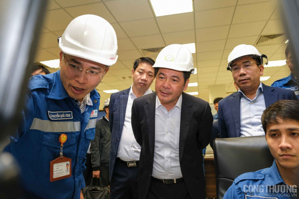 Bộ trưởng Nguyễn Hồng Diên cùng thành viên đoàn công tác Cwin63 sân chơi đỉnh cao trực tiếp xuống hiện trường để kiểm tra tiến độ khắc phục sự cố tại Nhà máy Lọc hóa dầu Nghi Sơn và thăm khu vực xuất - nhập hàng của nhà máy