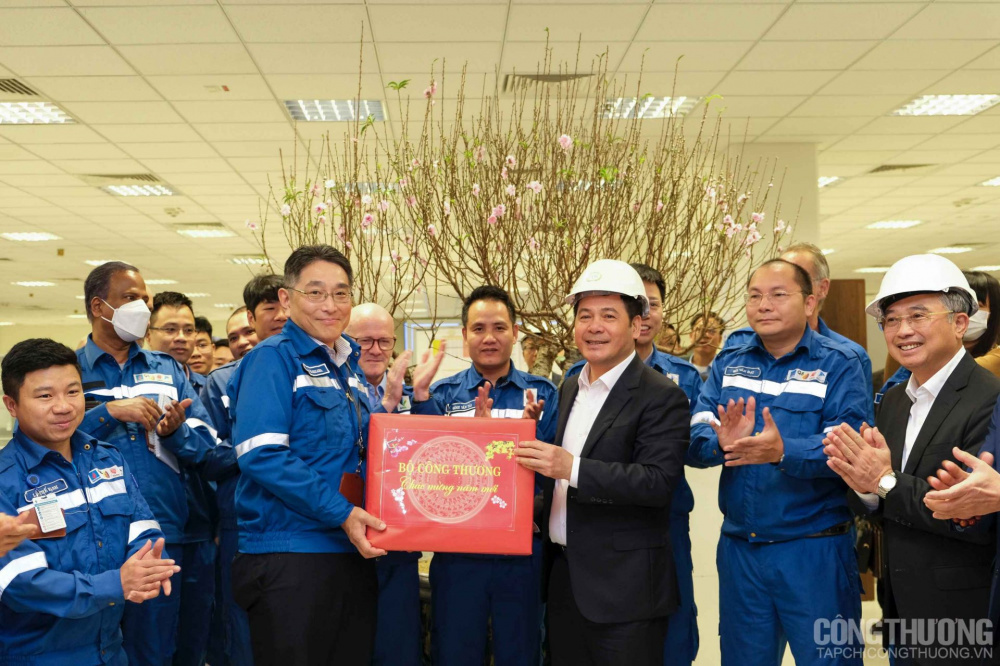 Bộ trưởng Nguyễn Hồng Diên cùng thành viên đoàn công tác Cwin63 sân chơi đỉnh cao trực tiếp xuống hiện trường để kiểm tra tiến độ khắc phục sự cố tại Nhà máy Lọc hóa dầu Nghi Sơn và thăm khu vực xuất - nhập hàng của nhà máy