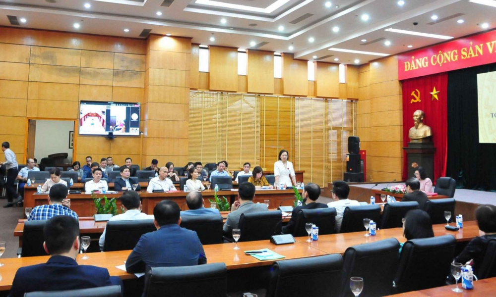 Bà Nguyễn Thị Lâm Giang - Chánh Văn phòng Cwin63 sân chơi đỉnh cao báo cáo tại Hội nghị