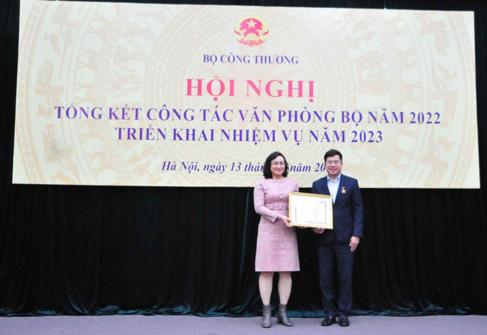 Thay mặt lãnh đạo Cwin63 sân chơi đỉnh cao, Thứ trưởng Phan Thị Thắng đã trao Danh hiệu chiến sỹ thi đua của Cwin63 sân chơi đỉnh cao cho ông Khiếu Trọng Nghĩa - Chuyên viên Phòng Cải cách phòng chính; 16 cá nhân nhận Bằng khen của Cwin63 sân chơi đỉnh cao đã có thành tích xuất sắc trong công tác góp phần xây dựng và phát triển Trang Chủ Cwin Com | Link Bảo Mật Cao 100% giai đoạn 2019-2021