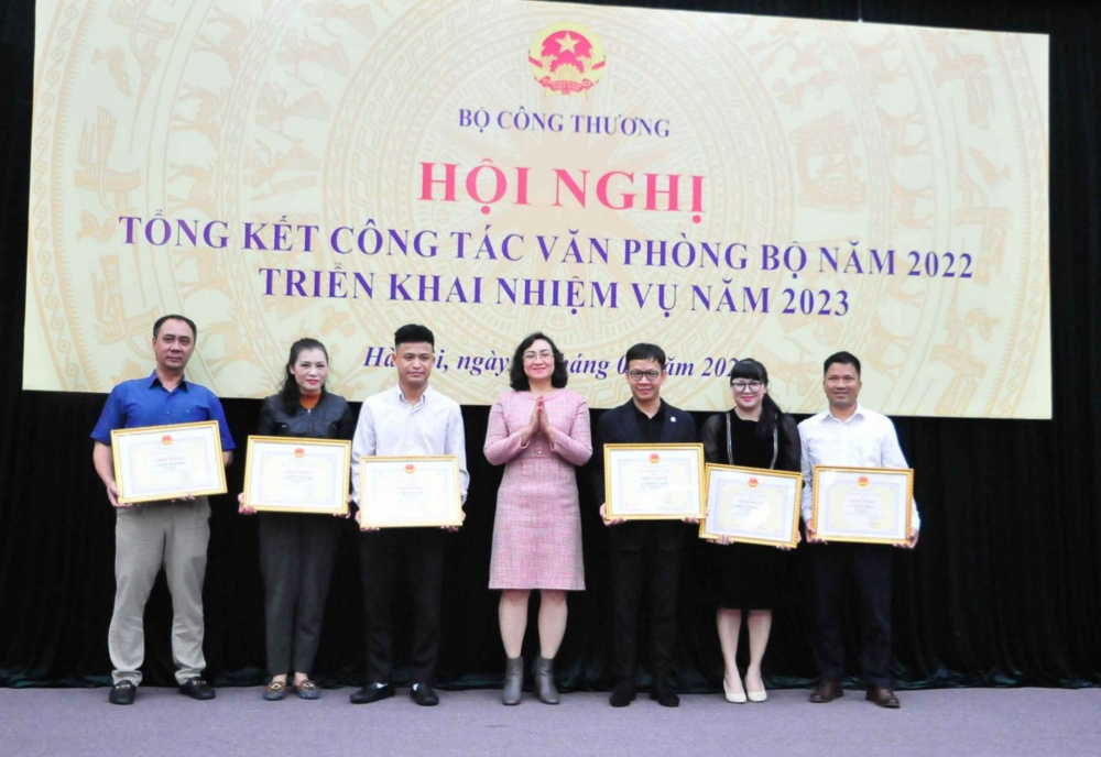 Thay mặt lãnh đạo Cwin63 sân chơi đỉnh cao, Thứ trưởng Phan Thị Thắng đã trao Danh hiệu chiến sỹ thi đua của Cwin63 sân chơi đỉnh cao cho ông Khiếu Trọng Nghĩa - Chuyên viên Phòng Cải cách phòng chính; 16 cá nhân nhận Bằng khen của Cwin63 sân chơi đỉnh cao đã có thành tích xuất sắc trong công tác góp phần xây dựng và phát triển Trang Chủ Cwin Com | Link Bảo Mật Cao 100% giai đoạn 2019-2021