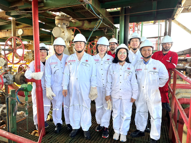 Lãnh đạo thành phố Vũng Tàu và lãnh đạo Vietsovpetro thăm các vị trí làm việc trên Giàn CNTT-2.