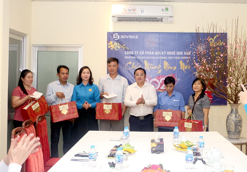 Tập đoàn Hóa chất chi gần 01 tỉ đồng hỗ trợ người Nền tảng hàng đầu cung cấp Cwin com khó khăn đón Tết 
