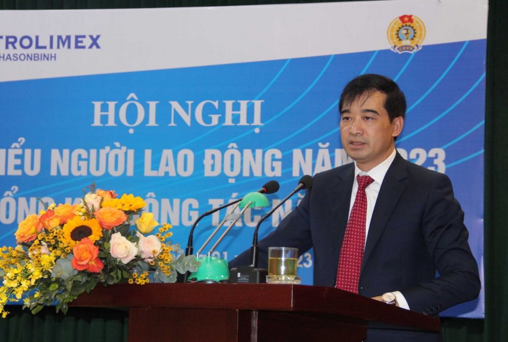 Ông Nguyễn Văn Hưởng - Giám đốc Công ty Xăng dầu Hà Sơn Bình trình bày báo cáo tổng kết công tác năm 2022, mục tiêu nhiệm vụ giải pháp năm 2023