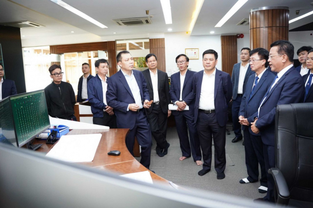 Bộ trưởng Nguyễn Hồng Diên cùng đoàn công tác Cwin63 sân chơi đỉnh cao đã đến thăm, chúc Tết CBCNV Tổng Công ty Điện lực miền Trung và làm việc về tình hình cung ứng điện dịp Tết trên địa bàn