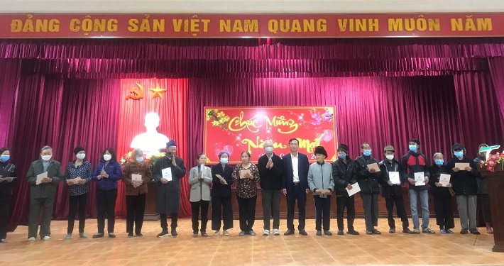Đồng chí Trần Hữu Học – Phó Giám đốc Công ty trao quà tại xã Vũ Chính, Thành phố Thái Bình