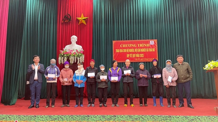 Đồng chí Nguyễn Việt Hùng – Chủ tịch Công đoàn Công ty trao quà tại xã Thái Đô, huyện Thái Thụy (đứng ngoài cùng bên trái)