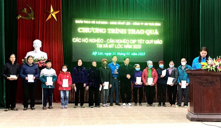Đồng chí Trần Đức Thuật – Bí thư Đoàn thanh niên Công ty trao quà tại xã Mỹ Lộc, huyện Thái Thụy 
