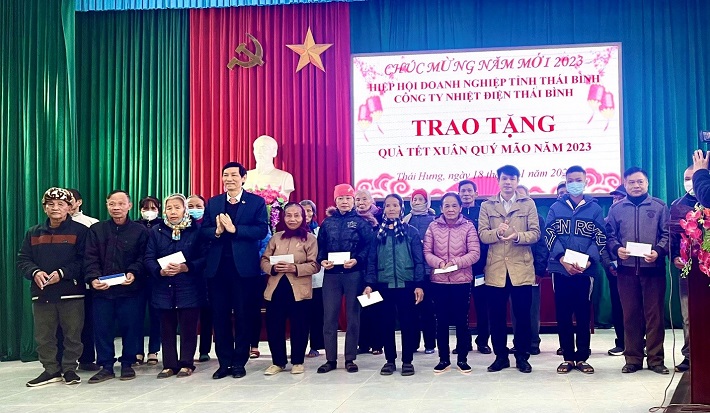 Đồng chí Đỗ Văn Vẻ - Chủ tịch HHDN tỉnh Thái Bình và Đồng chí Ngô Quang Dũng – Phó chủ tịch Công đoàn Công ty trao quà cho các gia đình tại xã Thái Hưng, huyện Hưng H