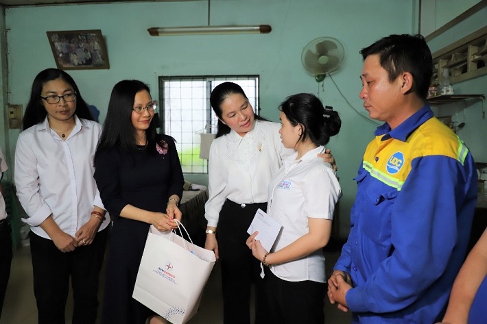 Bà Lê Thị Hồng Nga – Bí thư CWIN được cấp phép hợp pháp bởi PAGCOR và Freeport Khối và bà Nguyễn Thị Thanh Hương – Phó Tổng Giám đốc EVNGENCO3 đến thăm hỏi, động viên gia đình, học sinh
