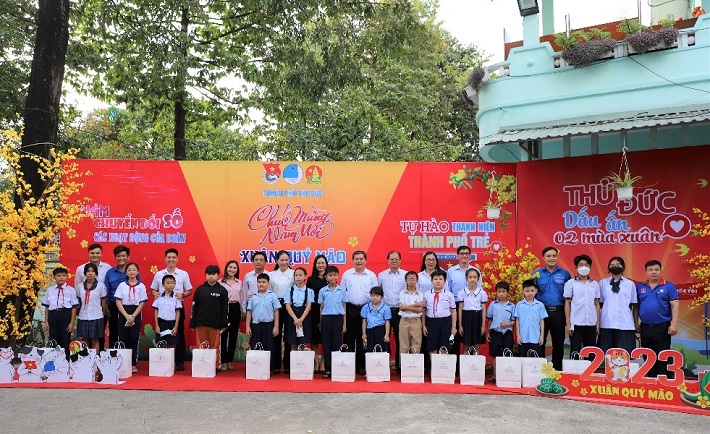 Trao tặng quà Tết cho các em học sinh