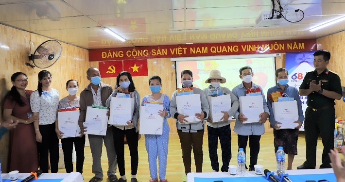 Trao quà tết tại Bệnh viện TP. Thủ Đức