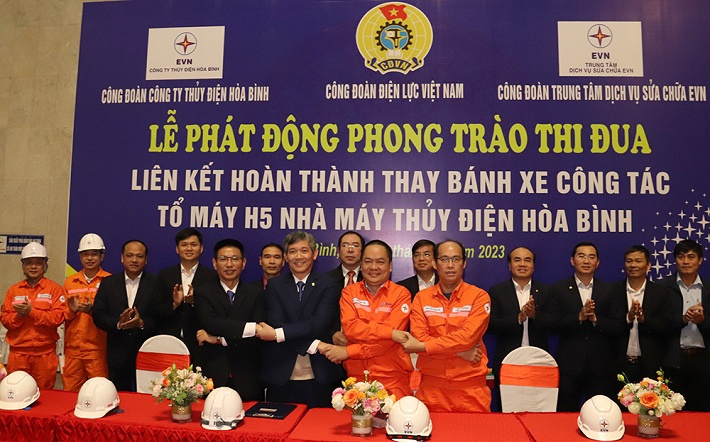 Lãnh đạo chuyên môn và Công đoàn Công ty Thủy điện Hòa Bình, EVNPSC ký giao ước thi đua