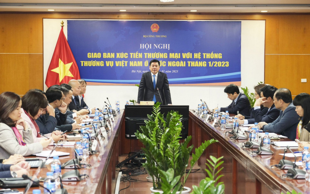 Hội nghị giao ban Xúc tiến thương mại với hệ thống Thương vụ Việt Nam ở nước ngoài tháng 1/2023 thu hút hơn 500 đại biểu tham dự theo hình thức trực tiếp kết hợp trực tuyến