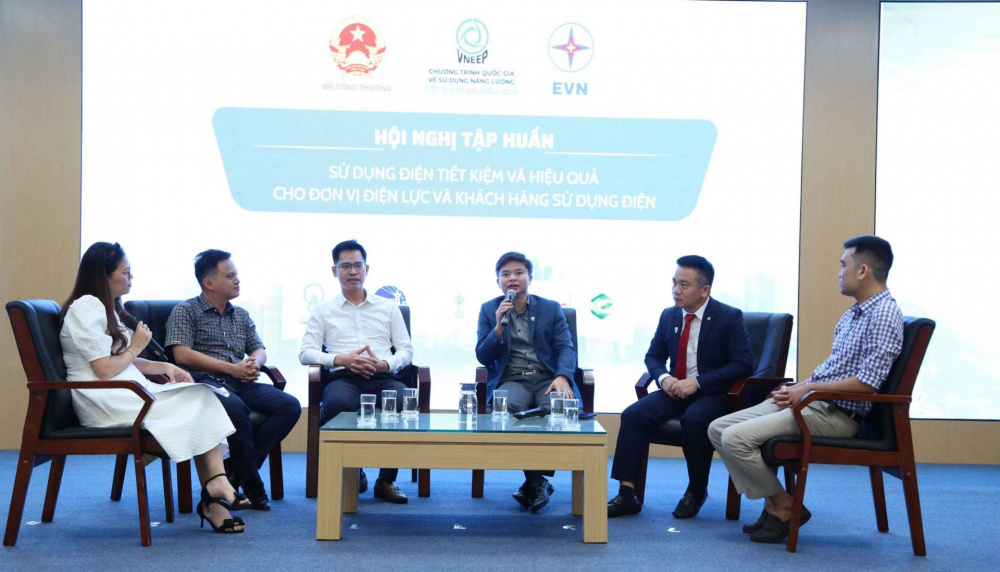 Các diễn giả tại tọa đàm trao đổi về những kinh nghiệm thực tế, đặc biệt các khó khăn vướng mắc trong quá trình thực hành tiết kiệm điện, qua đó đề xuất những giải pháp hiệu quả 
