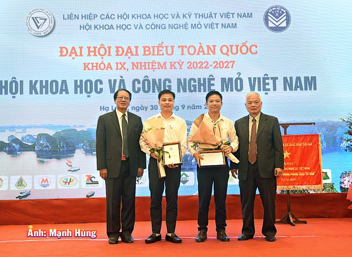 Công ty Nhôm Lâm Đồng - TKV nhận giải thưởng khoa học công nghệ mỏ do Hội khoa học và công nghệ mỏ Việt Nam tặng