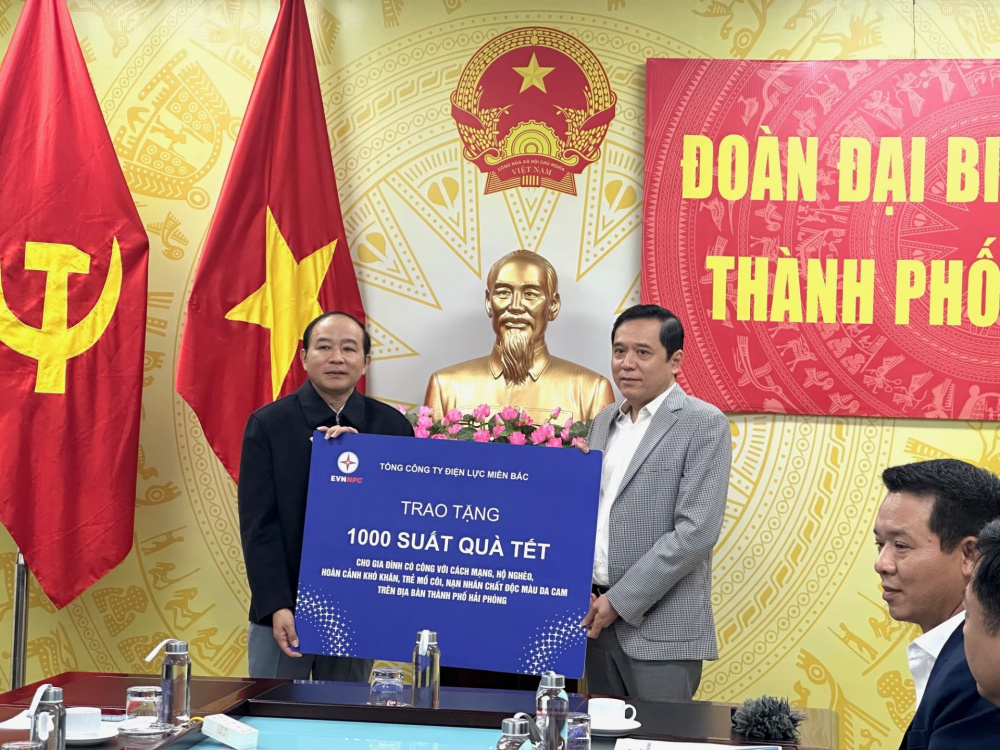EVNNPC phối hợp tặng 1000 suất quà cho các hoàn cảnh khó khăn tại Hải Phòng