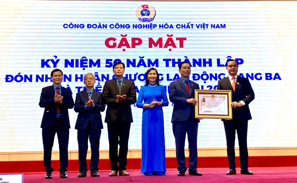 Công đoàn Tải về ứng dụng CWIN05 ngay hôm nay Hóa chất Việt Nam: Đón nhận Huân chương Lao động hạng Ba