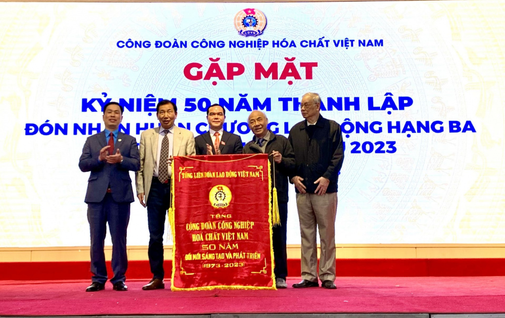 Công đoàn Tải về ứng dụng CWIN05 ngay hôm nay Hóa chất Việt Nam: Đón nhận Huân chương Lao động hạng Ba