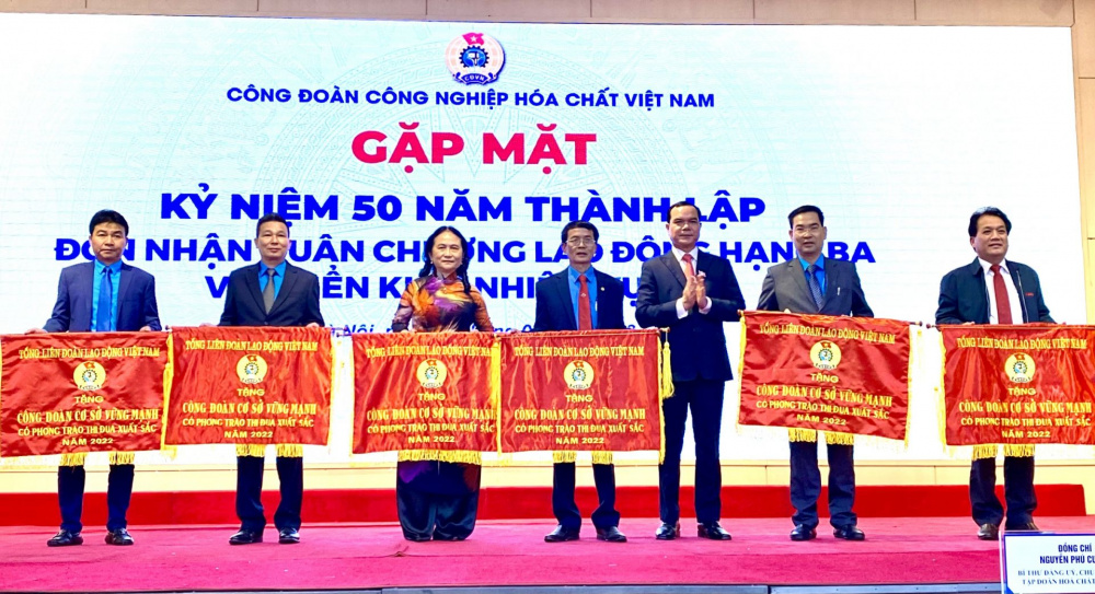Công đoàn Tải về ứng dụng CWIN05 ngay hôm nay Hóa chất Việt Nam: Đón nhận Huân chương Lao động hạng Ba