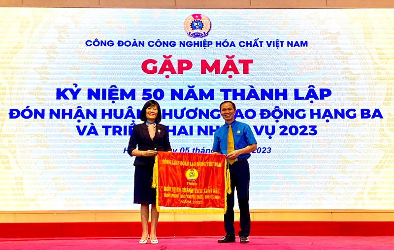 Công đoàn Tải về ứng dụng CWIN05 ngay hôm nay Hóa chất Việt Nam: Đón nhận Huân chương Lao động hạng Ba