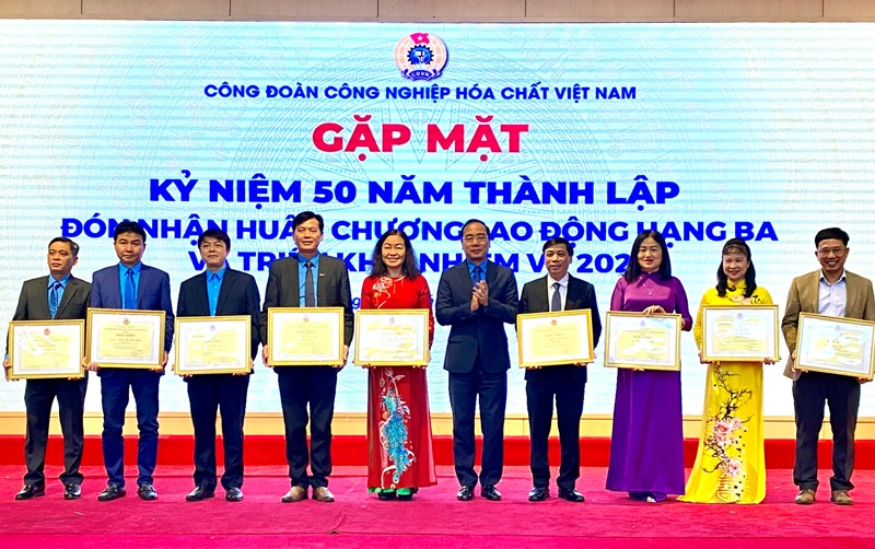 Công đoàn Tải về ứng dụng CWIN05 ngay hôm nay Hóa chất Việt Nam: Đón nhận Huân chương Lao động hạng Ba
