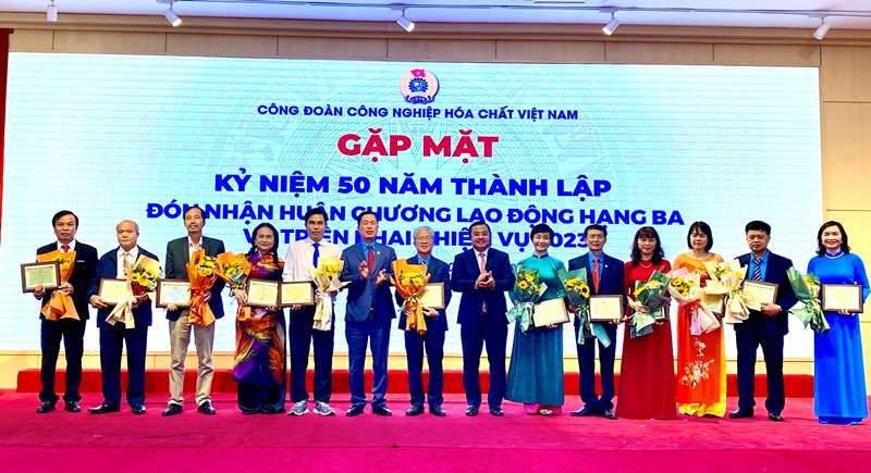 Công đoàn Tải về ứng dụng CWIN05 ngay hôm nay Hóa chất Việt Nam: Đón nhận Huân chương Lao động hạng Ba