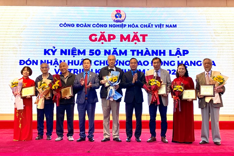 Công đoàn Tải về ứng dụng CWIN05 ngay hôm nay Hóa chất Việt Nam: Đón nhận Huân chương Lao động hạng Ba
