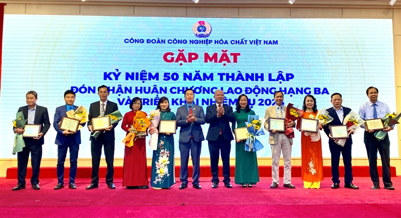 Công đoàn Tải về ứng dụng CWIN05 ngay hôm nay Hóa chất Việt Nam: Đón nhận Huân chương Lao động hạng Ba