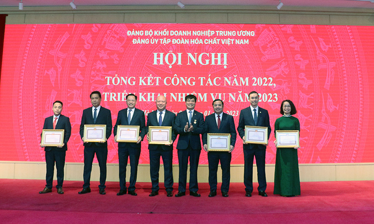 trao bang khen