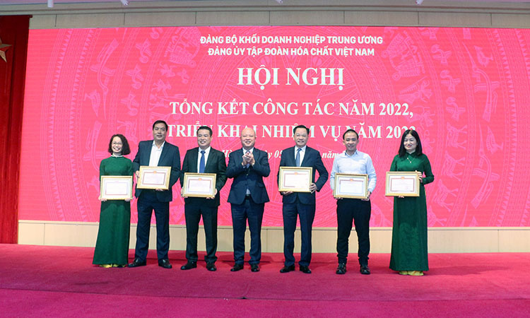 trao bang khen
