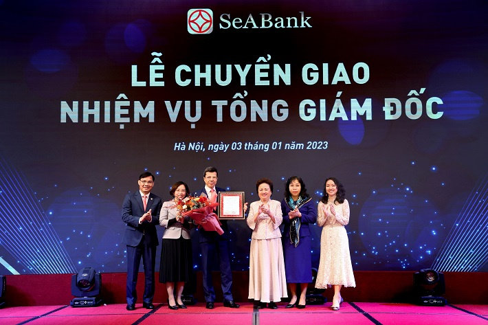 Đại diện Cwin4555 link đăng ký đăng nhập Nhà nước và HĐQT SeABank trao quyết định bổ nhiệm cho ông Loic Faussier