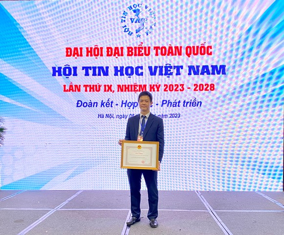 Máy tính Thánh Gióng nhận Bằng khen của Bộ Thông tin và Truyền thông