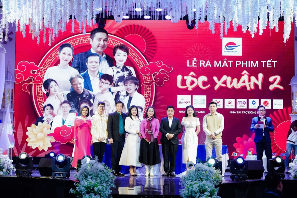 Các nghệ sĩ đến dự và giới thiệu phim
